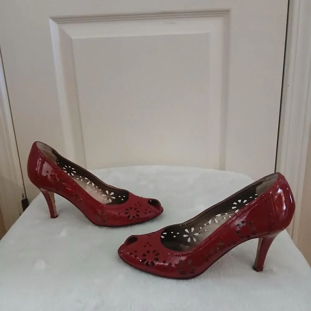 Y2K Vintage VANELi Red Patent Floral Laser Cut Peep Toe Heels 7 Rockabilly PinUp